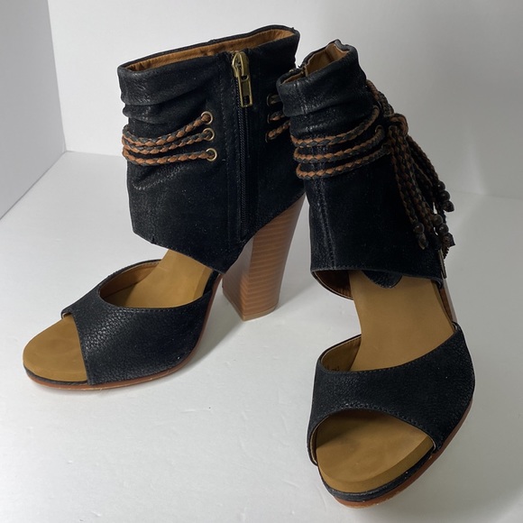 GROOVE ON BOOTIES.(PS THE LEATHER IS PERFECT 🤩 ) - Picture 11 of 11